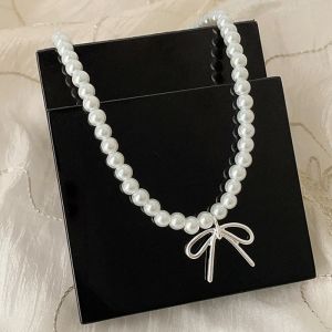 ชุดต่างหูสร้อยคอรูปโบว์ไข่มุกสวยหรูสำหรับผู้หญิงจี้เสน่ห์วินเทจเครื่องประดับสตั๊ดหูโซ่ไหปลาร้าลูกปัดหวาน