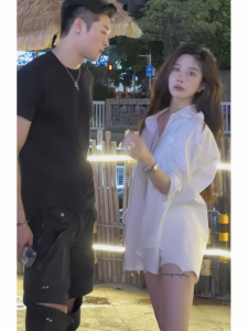 เสื้อเชิ้ตแขนยาวทรงหลวมสไตล์เกาหลีสำหรับผู้หญิงในช่วงฤดูร้อนปี 2023 สีขาว ทรงหลวม แขนยาว ปกโปโล กระดุมหลายตัว