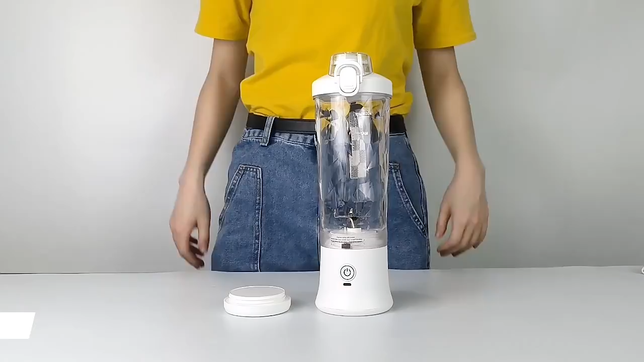 "Japan Juicer Portable small household multi-functional electric juicer can crush ice large capacity juicer cup Original Portable Blender 600ML Bottled Juicer Electric USB Rechargeabl Mini Blender"