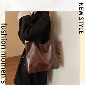 Lishops สวยสับ กระเป๋าสะพายข้างแฟชั่น รุ่นนี้ตัวแม่ต้องมี สีสวยเก๋มาก สไตล์ชิลๆ มีให้เลือกหลายสี ใส่ของได้เยอะมาก พกพาสะดวกสบาย พกไปได้ทุกโอกาส สะพายไปไหนคือคนมองนะแม่