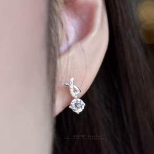 ต่างหูเงินแท้ 925 ประดับเพชร CZ Swiss diamond [ 𝐄𝐥𝐥𝐞𝐧 - 𝐀𝐥𝐥𝐮𝐫𝐞 𝐉𝐞𝐰𝐞𝐥𝐫𝐲 ]