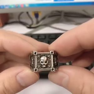 Cincin Tengkorak Kotak - Thick Silver Square Framed Skull Head Ring Resizable Adjustable / Aksesoris Pria Retro Warna Perak Kepala Tengkorak Bajak Laut Punk Steampunk Cowok Biker Antik Unik Impor Model Cincin Kuno Jadul Lama Tebal Impor Awet Tahan Lama