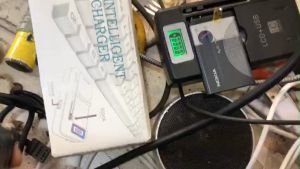 Sạc pin đa năng có màn hình LCD