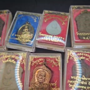 ครูสมาธิ หลวงพ่อวิริยังค์ สิรินธโร วัดธรรมมงคล วัตถุมงคลปลุกเสกแล้ว ของเก่าเก็บ แบ่งๆกัน รับประกันแท้จากวัด ฟรีผ้ายันต์1ผืนจากทางร้าน พระชุดนี้เหมาะสำหรับใส่พกพาเพื่อนำจิตสู่สมาธิ และเสริมสร้างสิริมงคลให้ตัวเอง พระชุดนี้ทันหลวงพ่อปลุกเสกทั้งหมด ครูสม