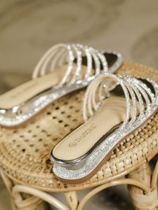 รองเท้าแตะส้นเตี้ยแบบสวมสบายสำหรับผู้หญิงในช่วงฤดูร้อนปี 2025 สไตล์นางฟ้าประดับคริสตัลสำหรับใส่ไปกลางแจ้ง