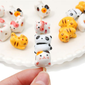 ลูกปัดเซรามิคลายแมวแพนด้าทำมือน่ารัก1ชิ้นสำหรับสร้อยข้อมือสร้อยคอพวงกุญแจทำมืองานหัตถกรรม