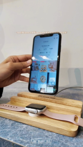 THE WOOD S TALE ที่วางโทรศัพท์พร้อมที่วางชาร์จนาฬิกา PHONE STAND & WATCH CHARGING STAND  จากไม้ธรรมชาติ ลายไม้สวยแข็งแรง