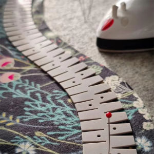 1 PC ซิลิโคน Hemmer ยืดหยุ่นเครื่องมือเย็บผ้า Hem ไม้บรรทัดเย็บเสริมเครื่องมือเครื่องหมายหลุมสําหรับผู้ที่ชื่นชอบการเย็บของขวัญ