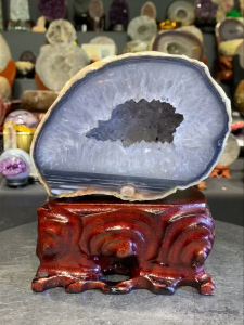 agate mini decoration fengshui stand 原皮玛瑙白水晶钱袋子💯 洞里黑发钛共生✅ 🆓附送底座整体高height: 16.5cm 底座宽width: 13cm x 7cm 总重weight: 1.55kg Agate Height高: 10cm width宽: 14cm x 8cm hole洞: 2.8cm weight重: 1.2kg 📍Johor Bahru 区可自行取货或邮寄服务