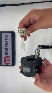 สวิทช์แฮนด์ข้างซ้าย สวิทซ์แฮนด์ สวิทช์แฮนด์ด้านซ้าย สวิตช์แฮนด์ สวิทซ์แฮนด์ข้างซ้าย สวิตช์ที่ละเอียดอ่อน สวิตช์แฮนด์ใส่  ปุ่มฟังก์ชั่นหลายปุ่ม  เปลือกกันน้ำ รูปลักษณ์ที่สวยงาม 1 ชิ้น (ซ้าย) มีปุ่มไฟหน้า สามารถใช้เป็นสวิตช์สำหรับไฟหน้า ไฟสูง  ไฟตัดหมอก ฯ