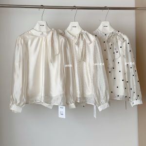 เสื้อเชิ้ตผู้หญิงลายจุดสไตล์ฝรั่งเศสหวานๆ พร้อมโบว์ผูกด้านข้าง แขนยาว คอตondo เสื้อเชิ้ตผ้าชีฟองฤดูร้อน 2025