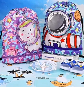 กระเป๋าว่ายน้ำเด็กลายการ์ตูนน่ารัก อุปกรณ์ว่ายน้ำที่จำเป็นสำหรับเล่นน้ำในฤดูร้อน กันน้ำ PVC ด้านในแยกจากของแห้งและเปียก มีช่องเก็บรองเท้า LOVE FAMILY