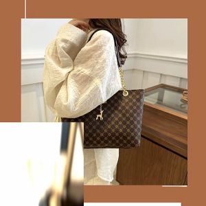 LHSunday  งานเข้าใหม่พร้อมส่ง กระเป๋าแฟชั่นลำลองสะพายไหล่ งานสวย วัสดุคุณภาพอย่างดี กระเป๋าใบใหญ่ ดีไซน์หรูช่วยเสริมลุคให้ดูแพงยิ่งขึ้น ดีเทลตัวแต่งโซ่ยิ่งดูแกรม ใครยังไม่มีพิกัดตะกร้าเลย