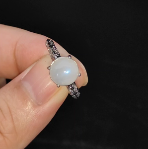 แหวนพลอยมุกดาหาร(Rainbow moonstone) เนื้อใส เหลือบฟ้าเข้ม ตัวเรือนเงินแท้92.5% ชุบทองคำขาว พลอยแท้จากประเทศศรีลังกา ไซส์นิ้ว 55 หรือเบอร์ 7.5 US