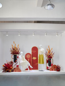 จัดแสดงตัวตุ๊กตาเด็กหญิงในช่วงเทศกาลปีใหม่ 2025 ตกแต่งพื้นที่แสดง เครื่องประดับตกแต่งพื้นที่จัดแสดง ชุดเด็กหญิง งานแสดงสินค้า