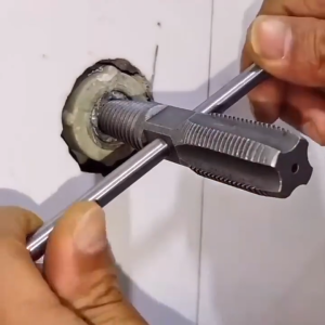 【การจัดส่งท้องถิ่น】อุปกรณ์ถอนสกรูวาล์วสามเหลี่ยมท่อน้ำก๊อกน้ำ2อิน1เสียหายใช้งานไม่ได้ขนาด1/2นิ้ว3/4นิ้วที่ถอดสลักเกลียวท่อน้ำลวดแบบอเนกประสงค์สำหรับบ้าน