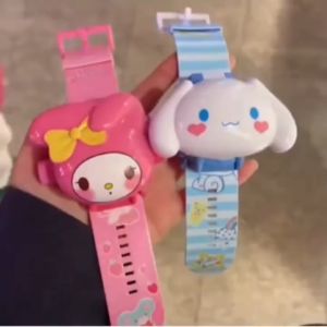 Sanrio นาฬิกาเด็กอนุบาล ฝาพับ มีไฟฉายโปรเจกเตอร์ลายการ์ตูน24ลาย ของเล่นในที่มืด ของเล่นเด็กอนุบาล