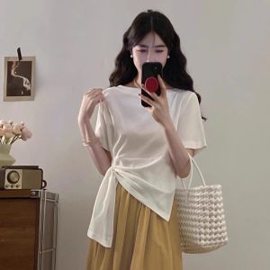 ชุดเสื้อยืดแขนสั้นสีขาวไม่สมมาตร กางเกงขายาว ชุดสองชิ้น ชุดทำงานสไตล์เกาหลี ฤดูร้อน 2025 ชุดทำงานสไตล์เกาหลี