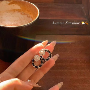 ต่างหูไข่มุกหรูหราแบบไม่ต้องเจาะ ต่างหูดอกชานาคาสีดำ ดีไซน์เก๋ไก๋ ต่างหูแบบมีหูสำหรับผู้หญิง เครื่องประดับแฟชั่น