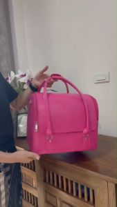 Concise and Clear: กระเป๋าเครื่องสำอาง Makeup Case นำ้หนักเบา พร้อมสายสะพาย สีชมพูสดใส