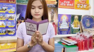 แผ่นพับสวดมนต์ มีให้เลือก 2 แบบ (1.สวดพระปริตร 7ตำนาน 2.ไหว้พระเคราะห์สืบชะตาต่ออายุ) มีแพค 10 เล่มกับแพค 20 เล่ม หนังสือสวดมนต์ เลี่ยงเชียง