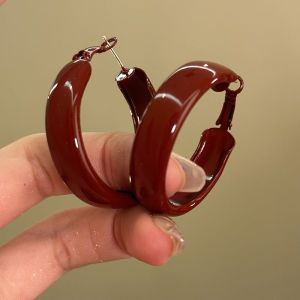 ต่างหูแบบคล้องหูสีแดงสไตล์วินเทจ ต่างหูแบบหัวเข็มขัด ต่างหูแบบหัวเข็มขัดแบบลำลอง เครื่องประดับแฟชั่นสำหรับผู้หญิง