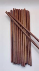 Đũa gỗ cẩm đô  cao cấp Phúc Hưng SG  đẹp không móc không nhuộm màu an toàn sức khỏekhông bạc màu không mùi 100% tự nhiên dễ gắp không trơn trượt thích hợp cho bếp ăn đẹp.