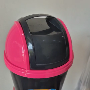 ถังขยะ ถังขยะในห้องนอน ขนาด 18 * 29 ซม. สี เขียว ฟ้า ม่วง ชมพู คละสีส่ง แพ็ค 12 ใบ ถังขยะมีฝาปิด ถังขยะในสำนักงาน ฝาหมุนได้ ฝาแกว่ง ฝาโยกได้