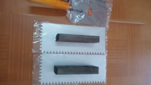 Bàn xoa răng cưa tà lột Bàn kéo (gạt) vữa Bay răng cưa ốp lát gạch tự san bằng thép đặc chủng không rỉ đàn hồi tốt