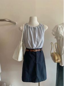 เสื้อเชิ้ตแขนกุดลายทางแนวตั้งสไตล์เกาหลีสำหรับผู้หญิงในช่วงฤดูร้อนปี 2024 เสื้อเชิ้ตแขนกุดแบบสวมหัวดีไซน์ไฮเอนด์สำหรับใส่ในชั้นใน