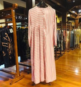 Happy Dress by Dian Pelangi LIMITED EDITION Busana Muslim Baju Maxi Gamis Kaftan Abaya Gaun Outfit Casual Busui Formal Pesta Pernikahan Kondangan Wanita Hijaber Cantik Anggun Modis Modern Elegan Mewah Model Korea Terbaru Motif Batik Cap Hand Made Kekinian
