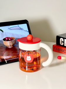 แก้วน้ำแก้วเซรามิกสีแดงระบายความร้อนได้ดีสำหรับผู้หญิงในออฟฟิศ แก้วน้ำดื่มน้ำเย็นที่ทนทานต่ออุณหภูมิสูง