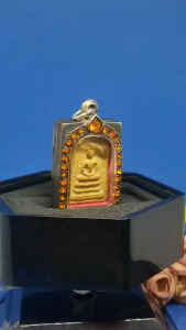 Vintage Thai AmuletWRK Nua Phong Phra Somdej Buddha Amulet Pra Archan Toh GenerationCome with amulet competition ID card 全功效泰国佛牌转运平安招财事业吉祥如意等等 大名鼎鼎瓦拉康百年经粉老崇迪佛牌圣僧崇迪阿赞多年代制作品相精美完好附比赛验证卡已包好古典铜制鑲钻佛牌壳（但铜壳已有点轻微泛黑了）