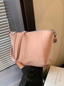 กระเป๋าสะพายข้างผ้ากำมะหยี่น้ำหนักเบาสำหรับผู้หญิงในช่วงฤดูร้อนปี 2024 กระเป๋าสะพายข้างแบบสะพายไหล่เดียวสไตล์เรียบง่ายและอเนกประสงค์