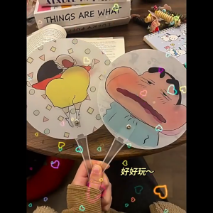 พัดพลาสติก พัดลายการ์ตูน  พัดพกพา พัดมือจับ พัดมือพกพา ลาย Crayon Shin-chan