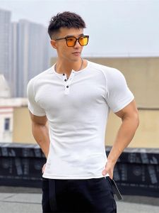 เสื้อยืดกีฬาชาย ทรงเข้ารูป แขนสั้น ทรงหลวม ระบายอากาศได้ดี แห้งเร็ว ดูดซับเหงื่อ โพลีเอสเตอร์ โพลีเอสเตอร์ ยืดหยุ่น