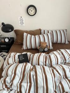 Thickened Coral Velvet Bedding Set Milk Velvet Winter Striped Duvet Cover Three-piece Bed Canopy 1.8 Modern Simple Style Active Printing