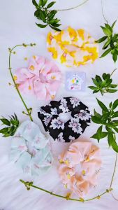 Cột vải scrunchies bông hoa nhiều màu xịn hịn buộc tóc nữ phụ kiện tóc bé gái xinh xắn - thương hiệu Vợ Chồng Tôi