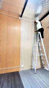 ลายไม้ระแนง วอลเปเปอร์ติดผนัง ขนาด0.45x9-10m กันน้ำ ฟรีไม้รีด ติดง่าย มีกาวในตัว วอลเปเปอร์ติดผนังบ้าน สติ๊กเกอร์ติดผนัง