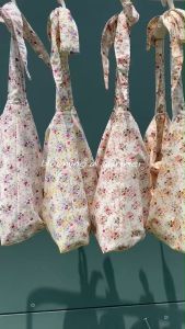 กระเป๋าผ้าลายดอกไม้ ลูกคุณหนู ละมูน เรียบร้อย 🦢 (กระเป๋าผ้าลายดอกไม้ ลูกคุณหนู ละมูน เรียบร้อย)