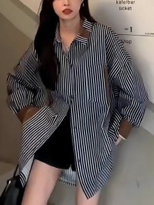 เสื้อเชิ้ตผู้หญิงไซส์ใหญ่สไตล์ฮ่องกงย้อนยุค ทรงหลวม ลายทาง เสื้อคลุมกันหนาว แขนยาว คอโปโล ทรงหลวม สไตล์เกาหลี