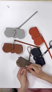 Pouch Kacamata Gantung Tali Dan Kait Leather Glasses Case Sarung Pelindung Sunglasses Case Anti Lecet Kotak Penyimpanan Kacamata Portable Gantung