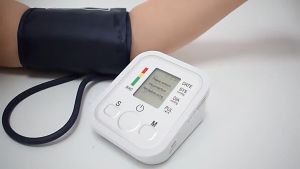 เครื่องวัดความดันโลหิต LCD ดิจิตอล พกพา เครื่องสำอางที่เหมาะสมสำหรับการวัดความดัน