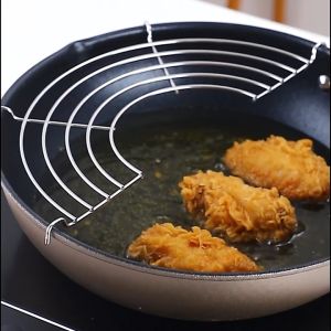 ตะแกรงระบายน้ำมันสแตนเลสครึ่งวงกลม อเนกประสงค์ ตะแกรงนึ่งแบบต่อได้ กระทะทอดน้ำมันในครัว ตะแกรงฉนวนกันความร้อน