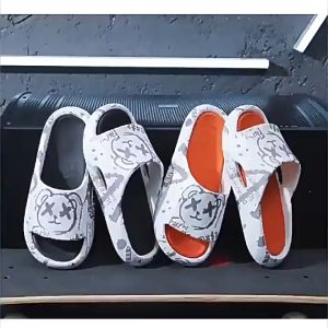 กรุงเทพฯ คู่รักสวมรองเท้าแตะสำหรับการชนกลางชายหาด การ์ตูน รองเท้าแตะผู้ชายหาด บ้านแฟชั่นฤดูร้อน ห้องน้ําในร่ม สำหรับภาพ รูปภาพเสมอ 1