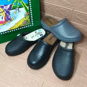 รองเท้ายางเเบบสวม ปิดหัวเปิดส้น สีเข้ม สวมใส่สบายเท้า