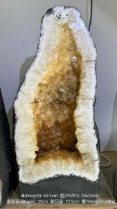 行“木” 🔮招财黄水晶洞 晶体共生裸晶黑碧玺 (黑电气石) Black Tourmaline  (如需定制实木底座需另加RM60）  高(Height): 65.5cm  宽(Width): 30x32cm   直径洞深(Hole): 18cm  斜洞深: 23.5cm  重(Weight): 68kg