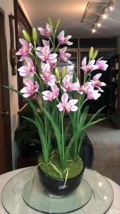 เคล็ดลับกล้วยไม้ประดิษฐ์ขนาดใหญ่ กล้วยไม้ซิมบิเดียมสีชมพูจัดทรงสูงในอ่างเซรามิค ดอกไม้ปลอมตกแต่งบ้านขนาดใหญ่