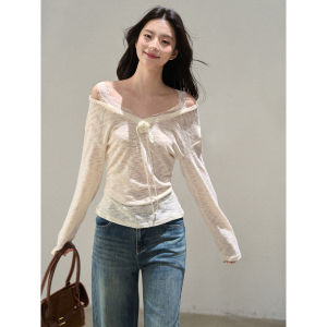 Wildberry | Áo Thun Thiết Kế V-Neck Họa Tiết Ren