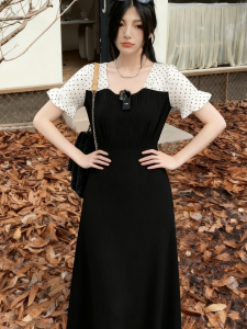 ชุดเดรสสั้นแขนสั้นสีดำสไตล์ Hepburn สำหรับผู้หญิง ทรงเอ คอโปโล ทรงเข้ารูป ทรงเข้ารูป สไตล์ฝรั่งเศส ฤดูร้อน 2025